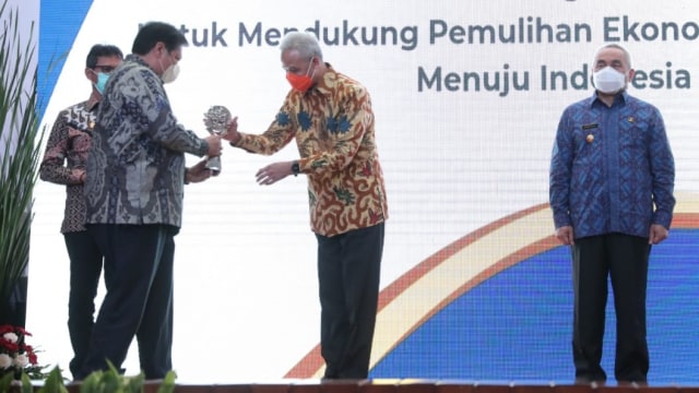 Gubernur Jawa Tengah, Ganjar Pranowo menerima penghargaan Tim Pengendali Inflasi Daerah (TPID) Award wilayah Jawa - Bali.  Foto: Pemprov Jawa Tengah