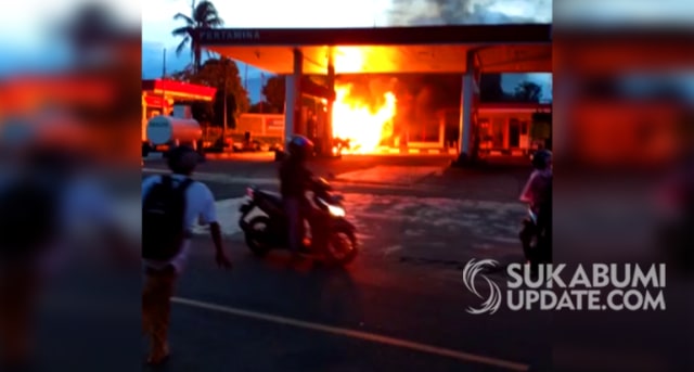Detik-detik mobil muatan tabung gas elpiji meledak dan terbakar di SPBU Warungkondang, Jalan Raya Sukabumi, Desa Jambudipa, Kecamatan Warungkondang, Kabupaten Cianjur, Kamis (22/10/2020). | Sumber Foto: Istimewa