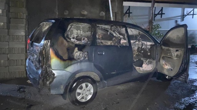 Mobil milik wanita kerabat jauh Jokowi yang dibakar. Foto: Dok. Istimewa