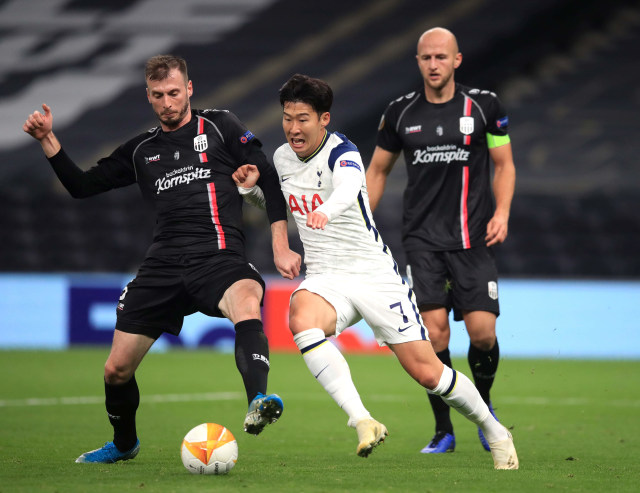 Pemain Tottenham Hotspur, Son Heung-min (tengah) bertarung memperebutkan bola saat Tottenham melawan LASK di Liga Europa. Foto: PA via Reuters