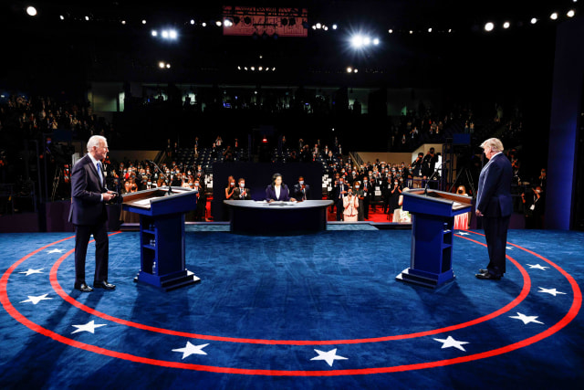 Presiden AS Donald Trump dan calon presiden dari Partai Demokrat Joe Biden dalam debat kampanye presiden 2020. Foto: Jim Bourg/Reuters