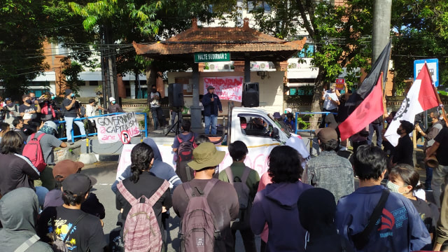 Aksi unjuk rasa tetap berlangsung di depan kampus UNUD jalan PB Sudirman, Denpasar meski rektor meminta Polda Bali tak memberikan izin - ACH