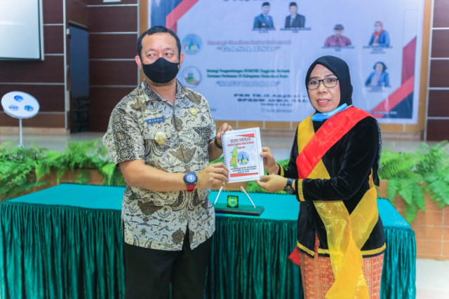 Usai launching GASA INO, Reformer Halbar Chuzaemah Djauhar langsung menyerahkan buku pintar untuk  kelompok informasi masyarakat (KIM) kepada Pjs Bupati Halbar, Rizal Ismail. Foto: Istimewa