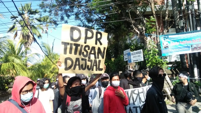 Aksi unjuk rasa menolak Omnibus Law juga terjadi di Denpasar, Bali - ACH
