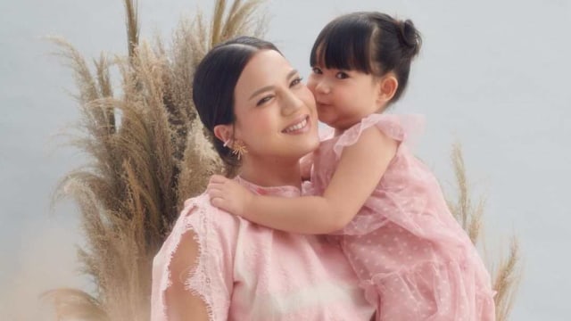 Si Kecil Tiba-tiba Demam seperti Anak Alice Norin? Ini Cara Mengatasinya, Moms (102476)
