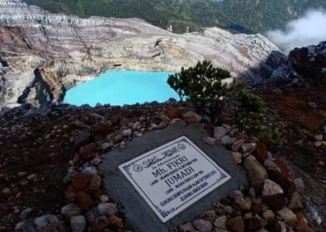 Keluarga mendaki Gunung Dempo untuk mengenang satu tahun meninggalnya pendaki Fikri dan Jumadi. Foto: Dok. Yova Rise Ade Riana