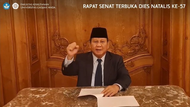 Tangkapan layar Menhan Prabowo saat memberikan pidato dalam Rapat Senat Terbuka Dies Natalies ke-57 Fakultas Kehutanan Universitas Gadjah Mada (UGM), Jumat (23/10). Foto: Dok. Istimewa