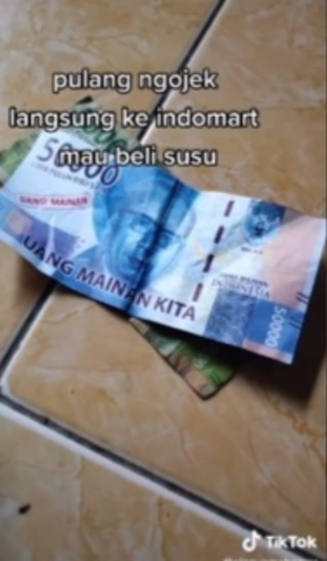 Vira pengemudi ojol di Karawang, Jawa Barat, dibayar pakai uang mainan. (Foto: TikTok/@ainnunmaheerra)