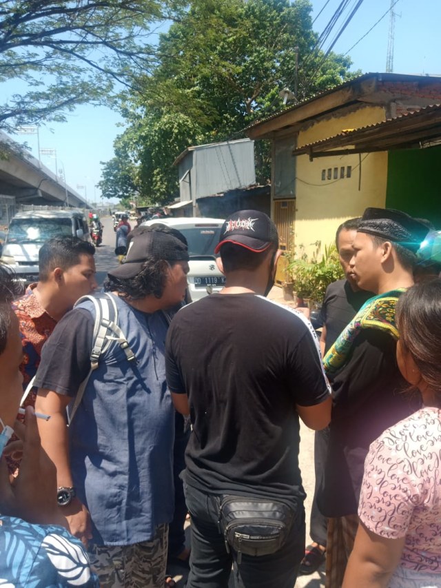 Suasana di Jalan Barawaja, Kecamatan Panakukang, Kota Makassar, Sulawesi Selatan, usai ada laporan pria bacok istri dan mertua. Foto: Dok. Istimewa