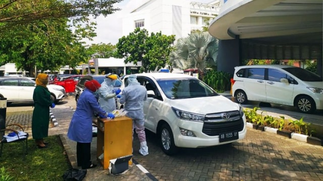 Swab test drive thru di salah satu kota. (Foto: RS JIH)