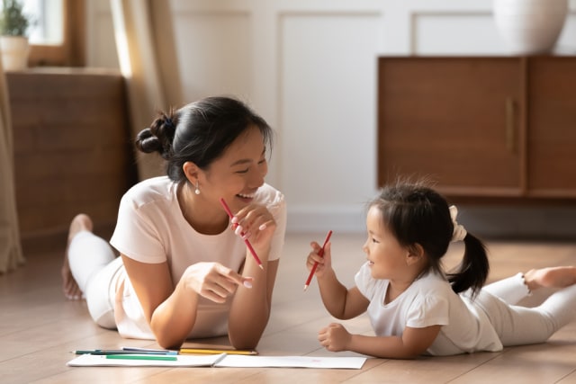 Ilustrasi ibu bermain dan belajar bersama anak. Foto: Shutterstock