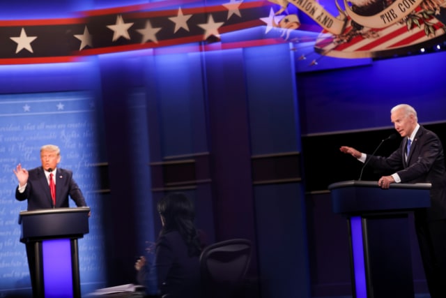 Calon Presiden Amerika Serikat Donald Trump dan lawannya Joe Biden saat debat terakhir kampanye presiden AS 2020 di Curb Event Center di Belmont University di Nashville, Tennessee, AS, (22/10). Foto: Jonathan Ernst/REUTERS