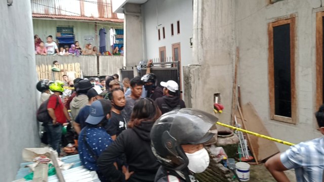 Suasana proses penangkapan pria di Makassar yang bacok istri dan mertua. Foto: Dok. Istimewa