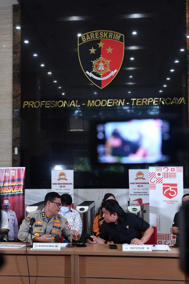 Konferensi pers tentang kebakaran gedung Kejaksaan Agung di Mabes Polri, Jakarta, Jumat (23/10). Foto: Sigid Kurniawan/ANTARA FOTO