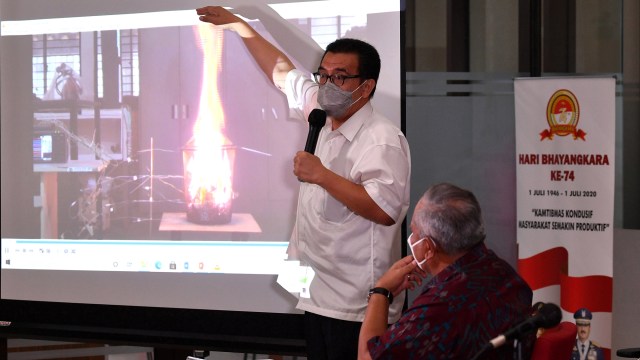 Ahli dari Universitas Indonesia, Yulianto Sulistyo Nugroho menjelaskan proses terjadinya api dalam konferensi pers tentang kebakaran gedung Kejaksaan Agung di Mabes Polri, Jakarta, Jumat (23/10). Foto: Sigid Kurniawan/ANTARA FOTO