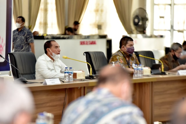 Gubernur Sumut Edy Rahmayadi saat memimpin rapat tentang penataan kawasan pemukiman di kawasan utara Kota Medan berbasis wisata bahari, Jumat (23/10). Foto: Istimewa