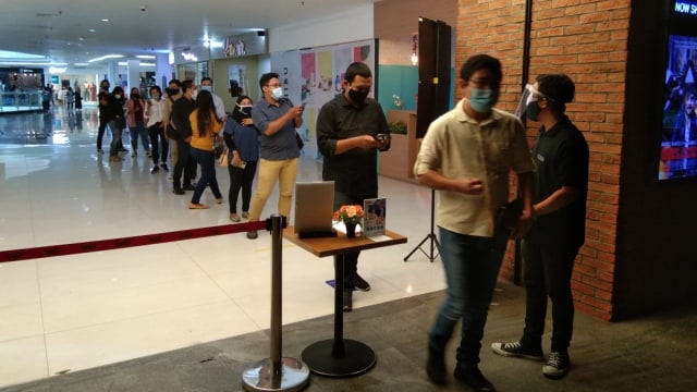 Sejumlah pengunjung di CGV Sunrise Mall, di Mojokerto, yang kembali dibuka. Foto: CGV Cinema