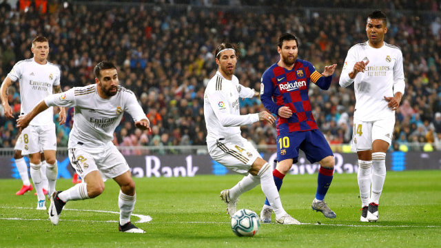 Pemain Real Madrid dan Barcelona memperebutkan bola. Foto: Juan Medina/Reuters