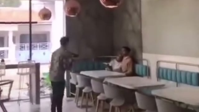 Nyesek, Tangis Barista Kopi Saksikan Mantan Prewedding di Kafe Tempat Kerjanya (248611)