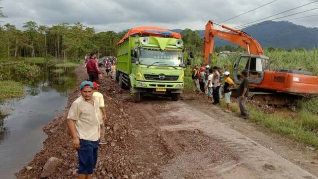 Kondisi jalan trans sulawesi di Dusun Bambuan, Desa Ogomatanang, Kecamatan Lampasio, Kabupaten Tolitoli, Sulteng, dilakukan perbaikan. Foto: Istimewa