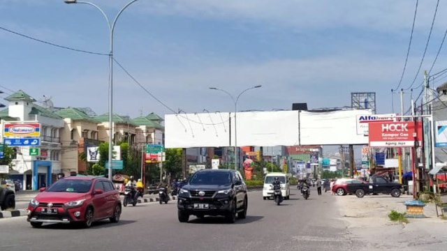 PAPAN reklame jenis bando yang melintang di Jalan Tuanku Tambusai, Pekanbaru. 