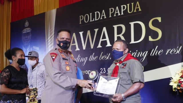 Kapolda Papua, Irjen Pol Paulus Waterpauw memberikan penghargaan pada salah satu pegiat lingkungan di Sentani, Kabupaten Jayapura. (Dok Polda Papua)