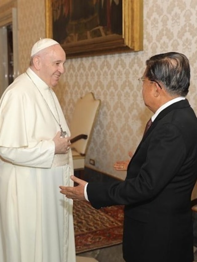 Jusuf Kalla saat bertemu Paus Fransiskus di Private Library Paus di Vatikan, Jumat (23/10). Foto: Instagram/@jusufkalla