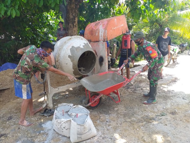 Personel Satgas TMMD Sintang Gotong Royong Bersama Warga Perbaiki Jalan (47323)