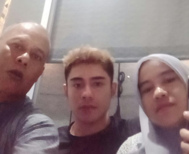 Riza Syah bersama kedua orang tuanya. (Foto: Istimewa)