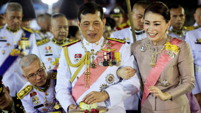 Raja Thailand Maha Vajiralongkorn dan Ratu Suthida menyambut para bangsawan di The Grand Palace di Bangkok, Thailand, Jumat (23/10). Foto: Athit Perawongmetha/REUTERS