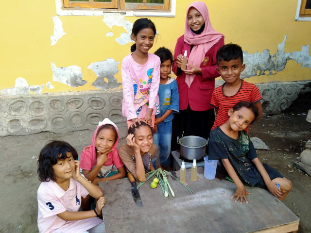 Tingkatkan Kreativitas di Era New Normal, PMM UMM 61 Buat Handsanitizer Alami. (83377)