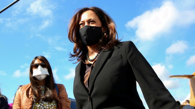 Calon wakil presiden dari Partai Demokrat AS Senator Kamala Harris (D-CA) setibanya di Bandara Internasional Hartsfield-Jackson, sebelum menghadiri acara kampanye di Atlanta, Georgia, AS, Jumat (23/10). Foto: Dustin Chambers/REUTERS