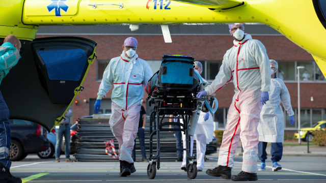 Rumah sakit di Belanda saat mengevakuasi pasien corona asal Jerman Foto: AP Photo/Martin Meissner