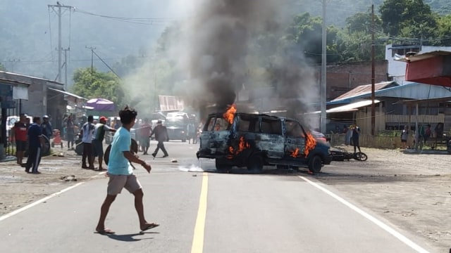 Satu unit mobil di Mamuju, Sulawesi Barat, terbakar saat isi BBM di pom bensin mini. Foto: Dok. Istimewa