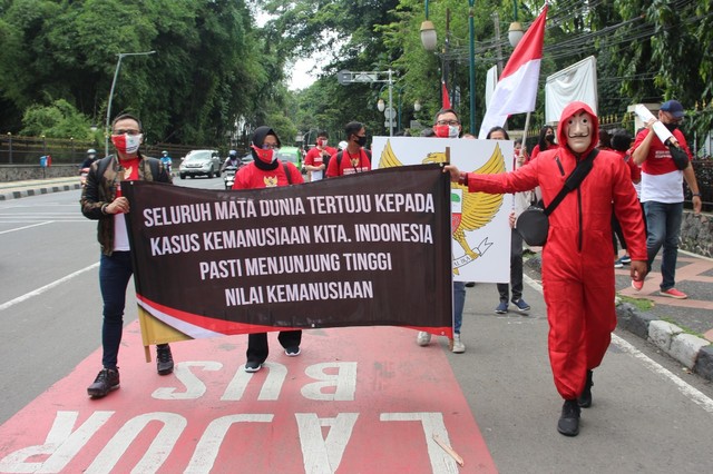 Nasabah asuransi WanaArtha Life berunjuk rasa di Istana Kepresidenan Bogor, Jawa Barat, meminta perhatian Jokowi terkait dana mereka yang macet. Foto: Dok. sofyan