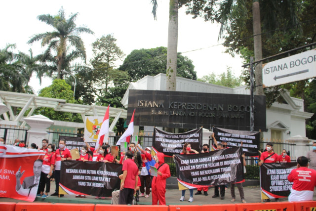 Nasabah asuransi WanaArtha Life berunjuk rasa di Istana Kepresidenan Bogor, Jawa Barat, meminta perhatian Jokowi terkait dana mereka yang macet. Foto: Dok. sofyan