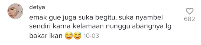 Antrean Ramai, Emak-emak Pelanggan Warung Sate Inisiatif Bantu Siapkan Hidangan (519265)