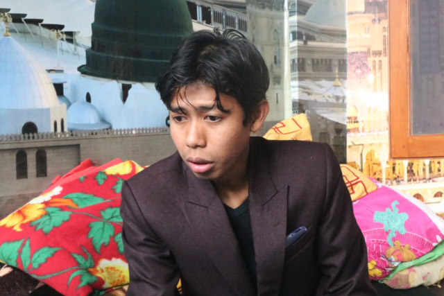 Anak kandung Gus Nur, M. Munajat (21) saat diwawancarai awak media di kediamannya.