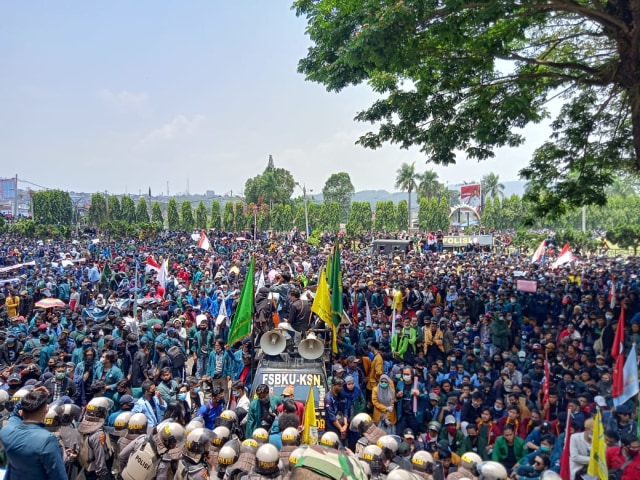 Situasi unjuk rasa tolak UU Cipta Kerja Omnibus Law di depan gedung DPRD Provinsi Lampung pada 7 Oktober 2020 lalu | Foto : Sidik Aryono/Lampung Geh