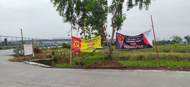 Bangun Makam, Cara Warga Pandeyan Ingatkan untuk Tak Buang Sampah Sembarangan (272198)
