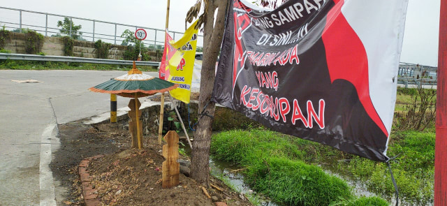 Bangun Makam, Cara Warga Pandeyan Ingatkan untuk Tak Buang Sampah Sembarangan (272199)
