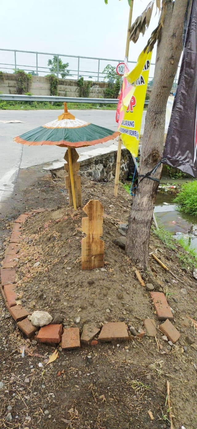 Bangun Makam, Cara Warga Pandeyan Ingatkan untuk Tak Buang Sampah Sembarangan (272200)