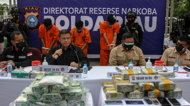 Kapolda Riau Irjen Pol Agung Setya Imam Effendi (kedua kiri), menjelaskan kronologis penangkapan pelaku kurir narkoba ketika pengungkapan kasus di Mapolda Riau di Pekanbaru, Riau, Sabtu (24/10). Foto: Rony Muharrman/ANTARA FOTO