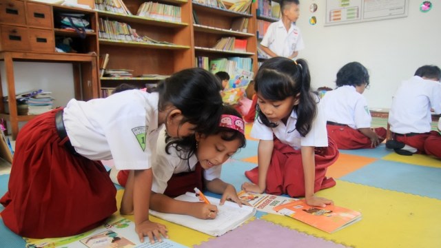 Situasi pembelajaran di salah satu Sekolah di Indonesia sebelum Corona. (Dokumen Partner Resmi Kumparan).