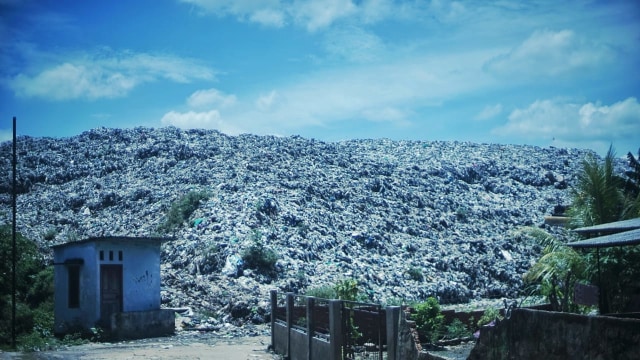 Tumpukan sampah di TPA Sukawinatan Palembang. (foto: Ari Priyanto/Urban Id)