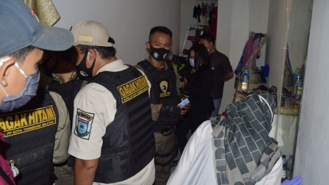 Panti Pijat Eiffel Disegel karena Langgar PSBB, Izin Operasi Terancam Dicabut (35412)