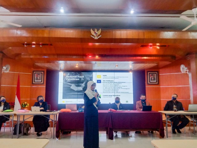 Dosen Jurusan Sastra Inggris, Fakultas Sastra (FS), Universitas Negeri Malang (UM) menggelar seminar hasil penelitian kerjasama dengan unversitas dalam negeri dana PNBP, pada Sabtu (24/10)2020).