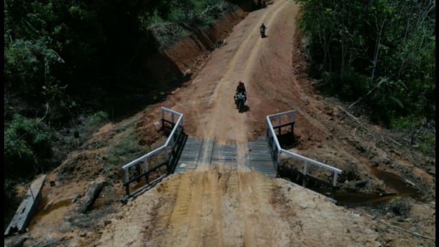 Salah satu jembatan yang dibangun Satgas TMMD Sintang yang menghubungkan Desa Wirayuda-Tirta Karya, Kecamatan Ketungau Tengah. Foto: Dok. Pendim Sintang