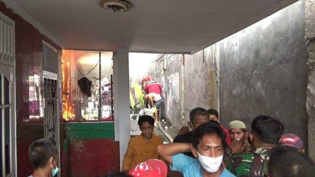 Petugas kesulitan memadamkan api karena akses jalan yang sempit di kawasan padat penduduk tersebut. (Foto: M Sobar Alfahri)