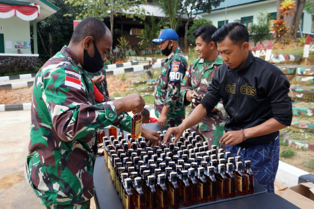 Ratusan botol minuman keras serta daging ayam dan sapi ilegal diselundupkan melalui jalur tikus perbatasan Badau-Malaysia. Foto: Dok. Korem 121/Abw